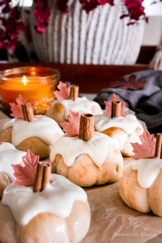 These Apple Cinnamon Pumpkin Rolls are shaped like a pumpkin and filled with sweet apple cinnamon goodness.