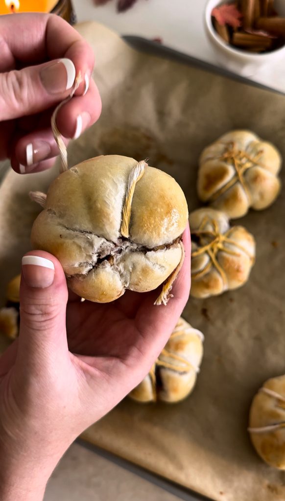 These Apple Cinnamon Pumpkin Rolls are shaped like a pumpkin and filled with sweet apple cinnamon goodness.