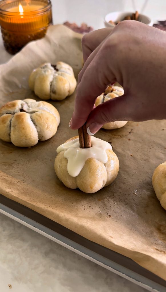 These Apple Cinnamon Pumpkin Rolls are shaped like a pumpkin and filled with sweet apple cinnamon goodness.
