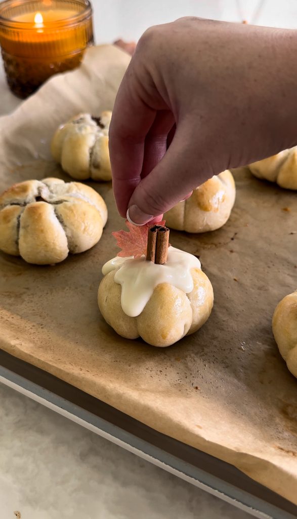 These Apple Cinnamon Pumpkin Rolls are shaped like a pumpkin and filled with sweet apple cinnamon goodness.