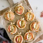 These cheesy Cheddar Apple Tarts are a savory treat perfect for fall parties, Friendsgiving gatherings, or Thanksgiving.