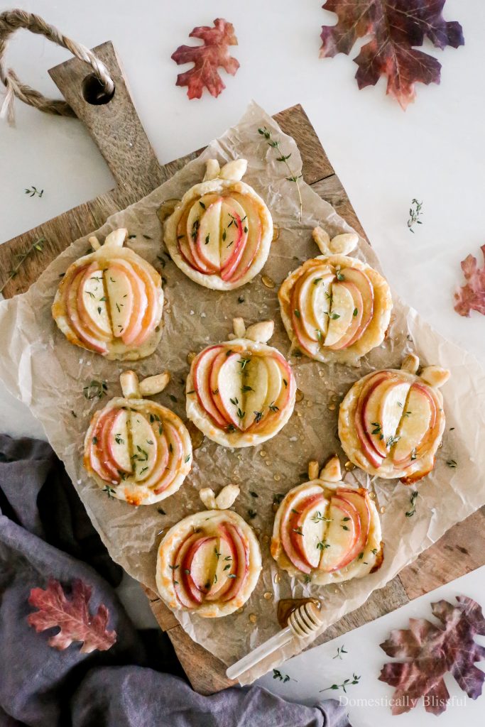 These cheesy Cheddar Apple Tarts are a savory treat perfect for fall parties, Friendsgiving gatherings, or Thanksgiving.