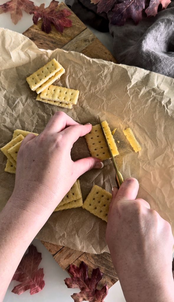 These Cracker Cheese Pies are super fun and easy to make, and they are the perfect appetizer for a Friendsgiving party or Thanksgiving dinner.