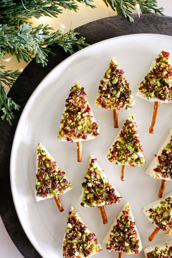 These Mini Cheese Christmas Trees can be made with only 4 ingredients, making it a super quick and easy Christmas appetizer for a holiday party.