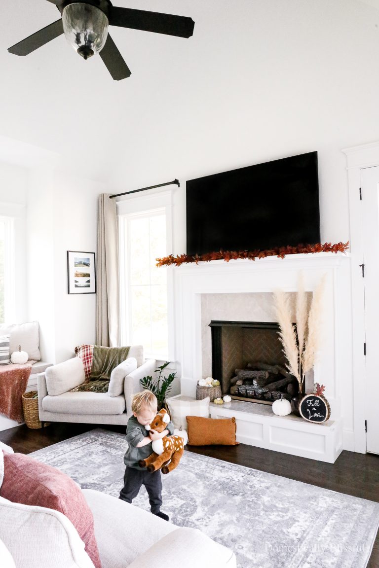 Simple fall family room decor with lots of cozy elements to create a space your whole family will enjoy all season long.