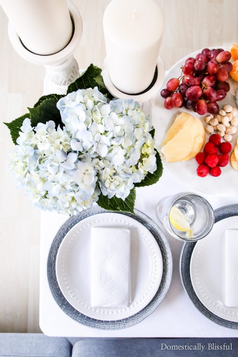 5 last minute date night at home tips to help you have a memorable & romantic date night in the comfort of your own home.