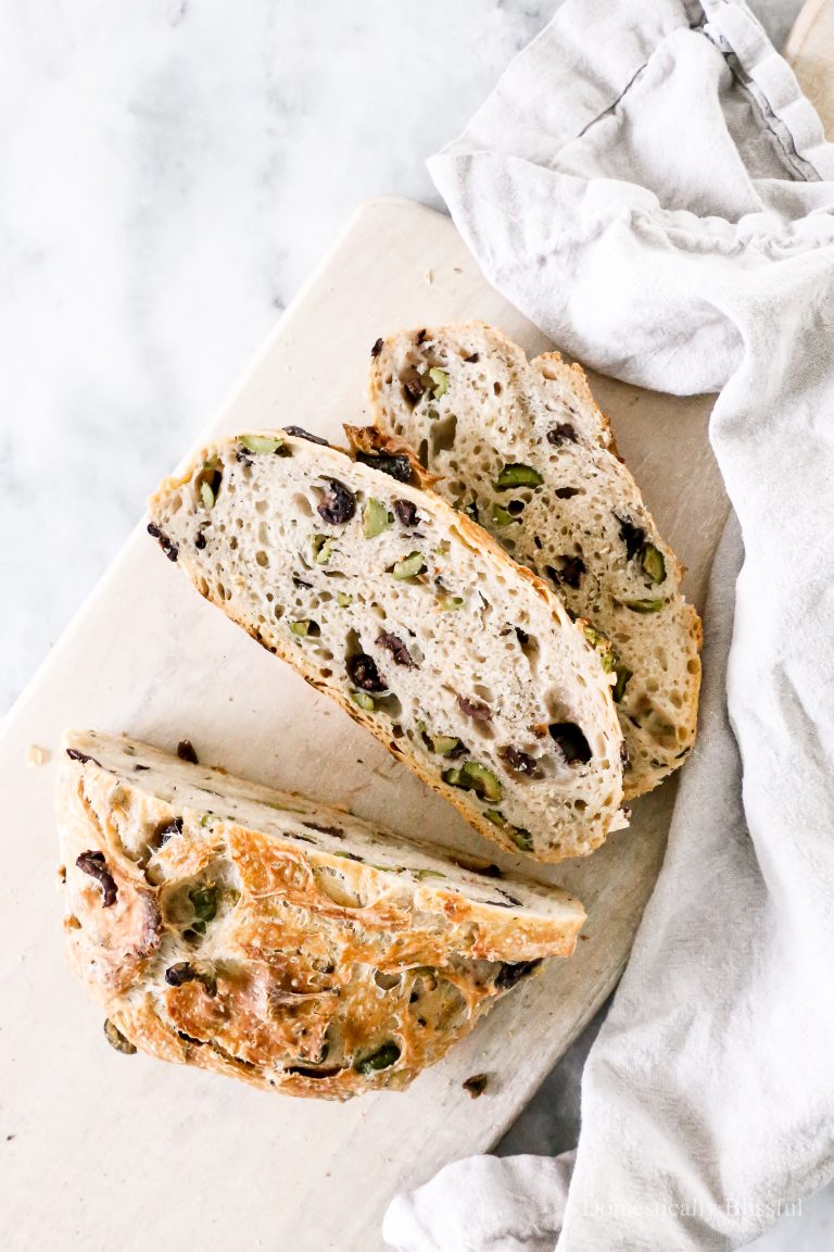 An easy Olive No-Knead Bread filled with kalamata olives and green olives that is crunchy on the outside and soft on the inside.
