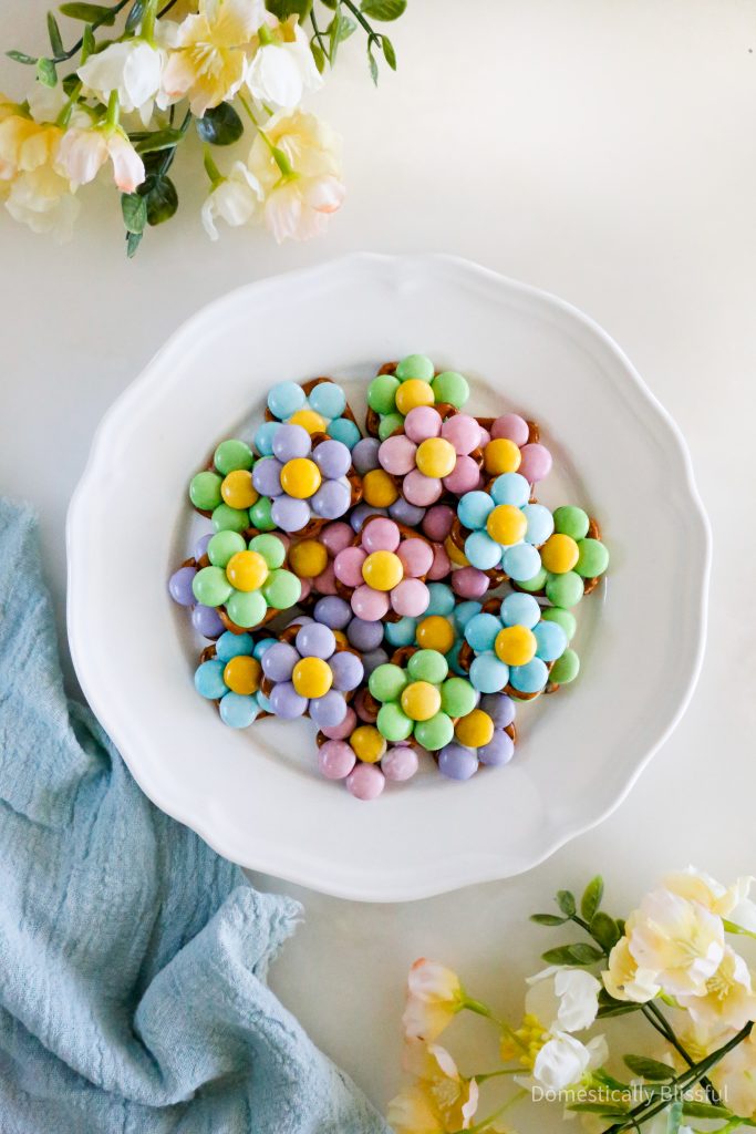 These Spring Flower Pretzel Bites are the perfect sweet-and-salty, bite-sized treat for spring, and they're quick and easy to make!